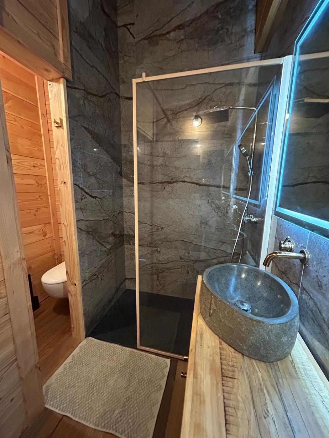 Salle d'eau avec vasque en pierre