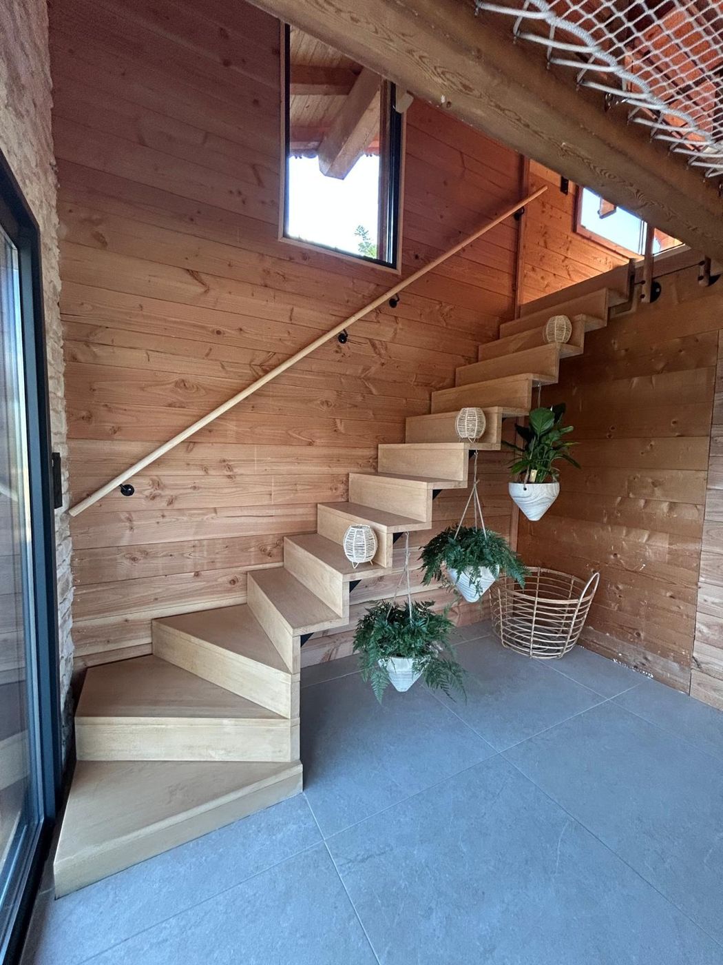 Escalier et filet suspendu