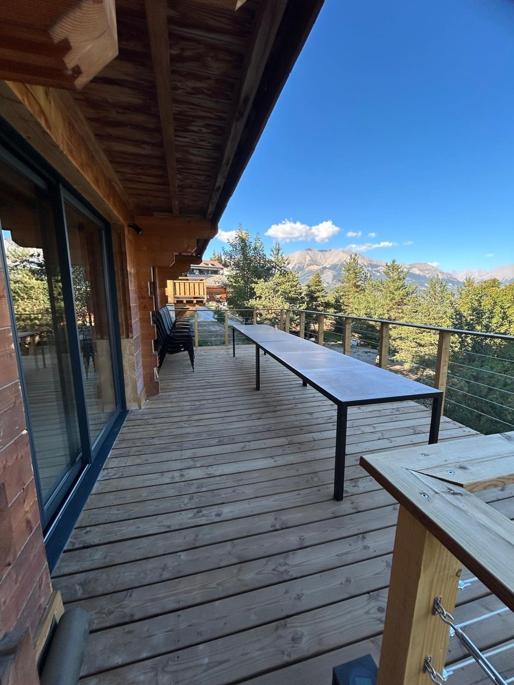 Le balcon et sa longue table